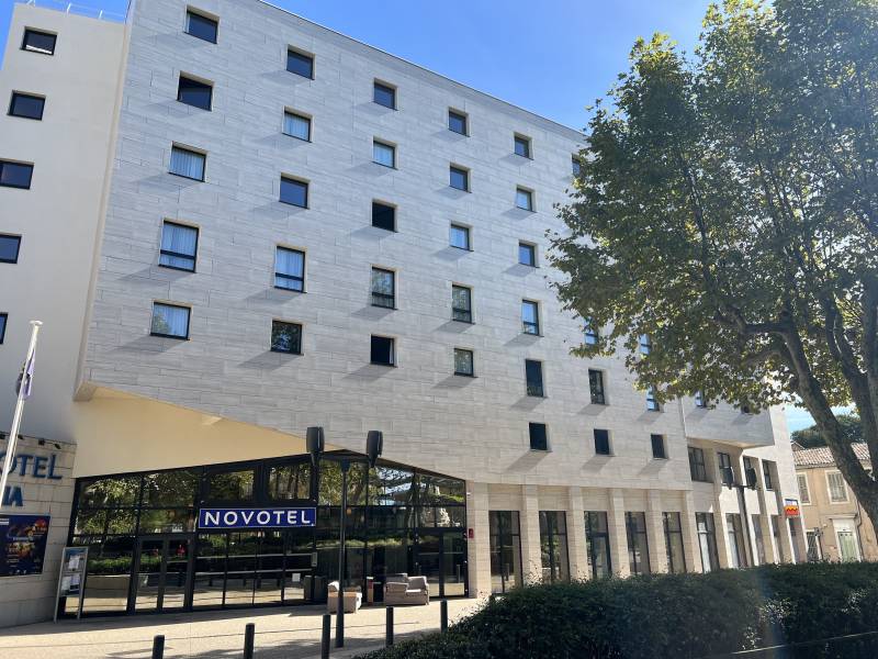 Les fixations invisibles pour bardage céramique – Une solution esthétique pour les bâtiments de Nîmes (30)