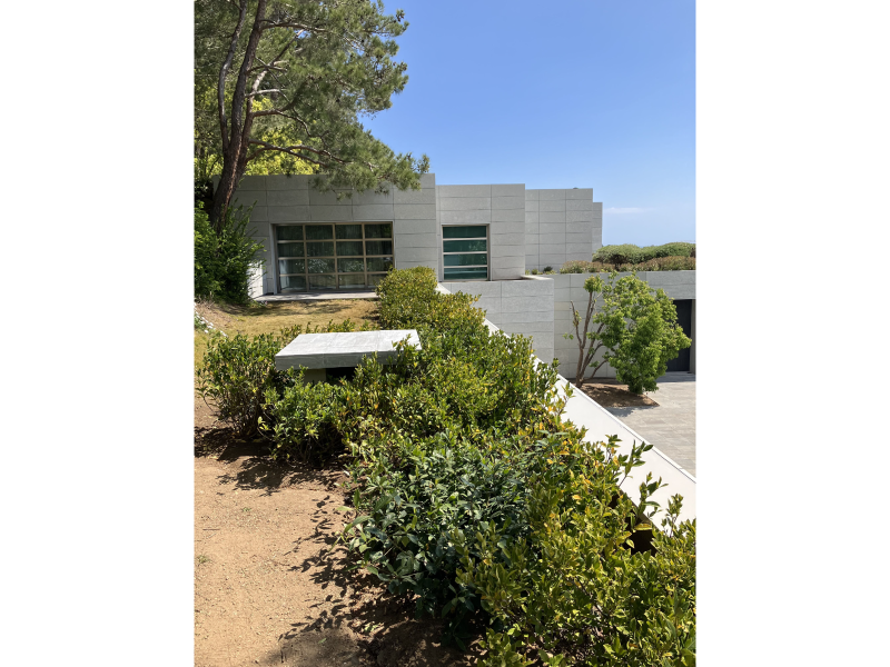 Pose d'un vêtage en pierre naturelle à Cannes (06) pour une villa d'exception